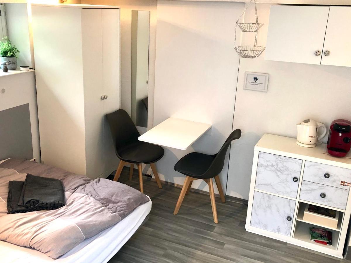 Modernes Zimmer Mit Kuechenzeile Und Bad Denkte ภายนอก รูปภาพ