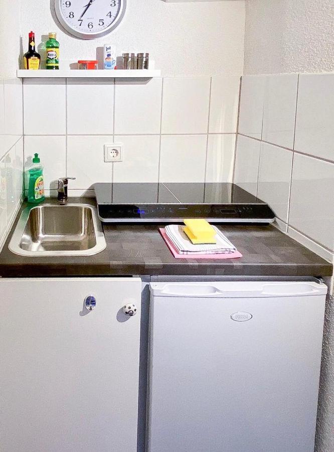 Modernes Zimmer Mit Kuechenzeile Und Bad Denkte ภายนอก รูปภาพ